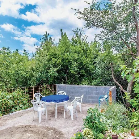 3 Bedroom Amazing Apartment In Grizane
