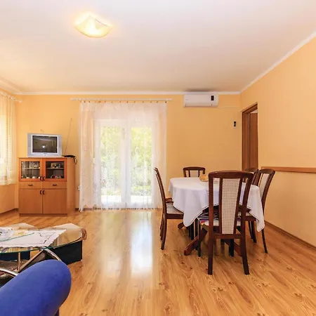 3 Bedroom Gorgeous In Apartament *
