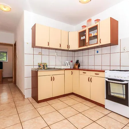 3 Bedroom Amazing Apartment In Grizane