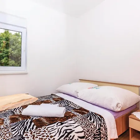 Apartman 3 Bedroom Amazing Apartment In Grizane